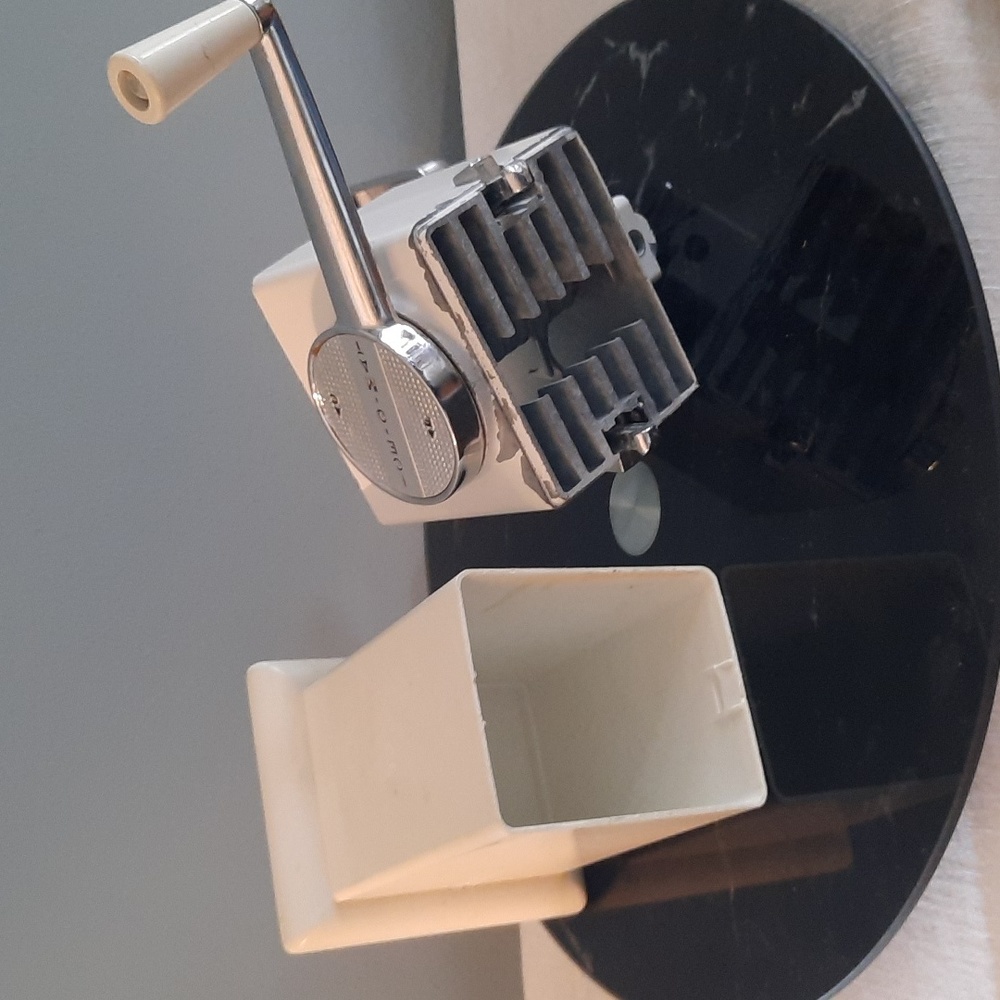 1950's Ice-O-Mat Hand-crank ice machine - Picture 9 of 9